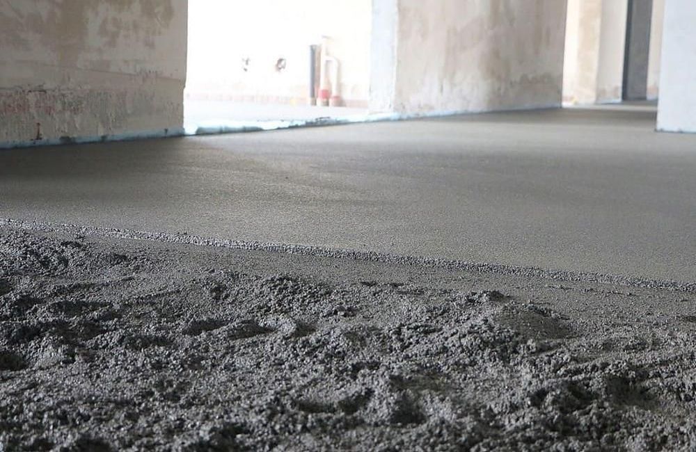 Полусухая стяжка пола в каркасном доме обеспечивает быстрое высыхание, отсутствие усадки и экономию на материалах. Этот метод <em>идеально</em> подходит для создания комфортного и прочного жилого пространства. Узнайте больше о преимуществах и процессе укладки.» title=»Возможна ли полусухая стяжка пола в каркасном доме?» style=»display:block; margin:0 auto;»/><figcaption style=